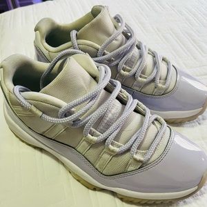 Jordan 11 size 8 gray and white only worn 3 times like new